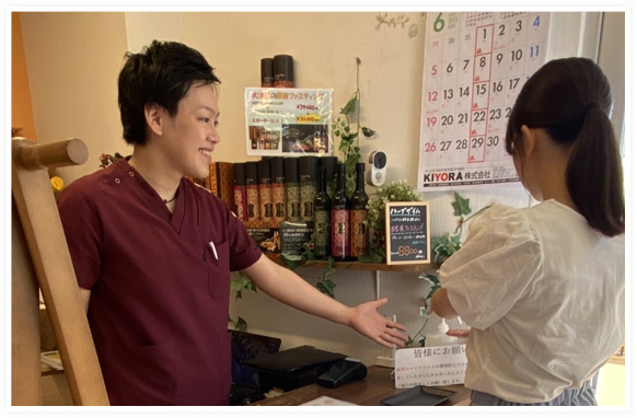 笑顔で受付にてお出迎え、問診票の記入をお願いしています。