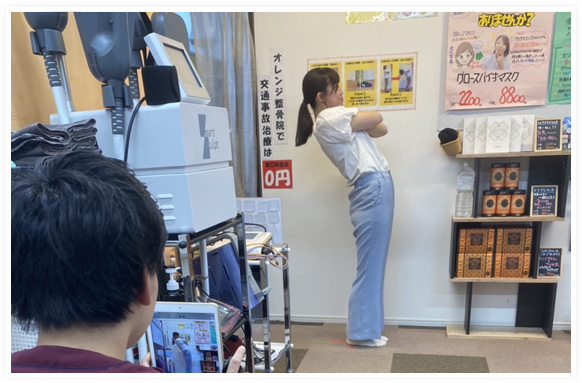 施術に入る前に今の状態を確認するために姿勢の写真を撮ります。