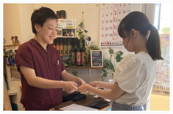 お会計後、ご希望でしたら次回のご予約をお願いします。無理にお薦めはいたしません。